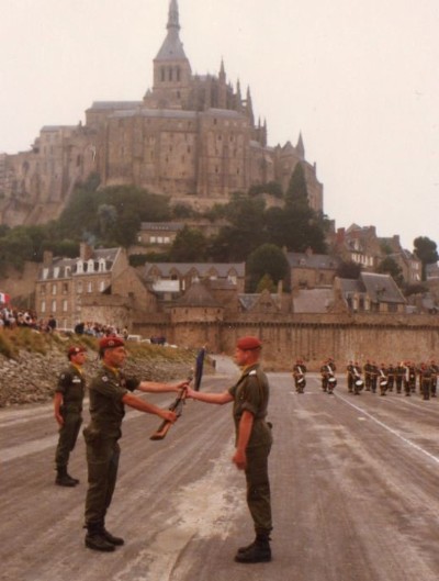    "Sous le commandement du Colonel Michel  LORIDON passation de commandement entre le Capitaine DAMAY ( quittant ) et le Capitaine de JACQUELIN ( prenant ) en juillet 1982 sur le site hautement symbolique du MONT SAINT MICHEL .Pour rappel , l'insigne du 9° RCP n' est autre que la reproduction fidèle de la statue de l' Archange qui surmonte la flèche de l' abbaye du  MONT .