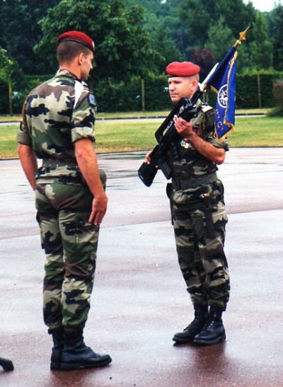 " Passation de Commandement à la 1° Compagnie .Colonel SERVERA dernier Chef de Corps . Foulards d' identification couleur BLANC pour la 1° compagnie dont c' est l'indicatif ."