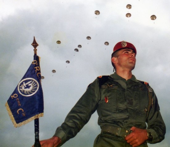 " Belle présentation , très symbolique , du Fanion de la 2° compagnie au GABON en 1995 sous le commandement du Capitaine SENETAIRE . "  