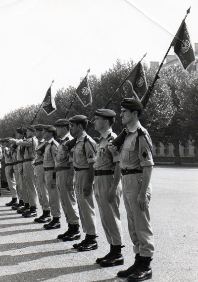 Au des années 70  Prise d' Armes à la Caserne NIEL à TOULOUSE .Le G.I. de SAINT SULPICE s' est déplacé  On reconnait très bien l' avers des Fanions du 3° type du G.I,de la C.B. des  11° et  12° compagnies "  