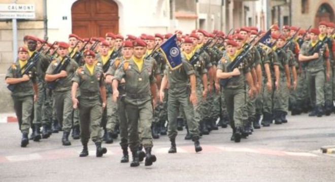 Ete 1994 La 11° Compagnie défile après une passation de Commandement .Derrière le Commandant de Compagnie le Fanion de la 11° est bien visible .L'homme de base à droite porte un autre Fanion que nous n' avons pas pu identifier .Le foulard ORANGE correspond à la désignation de tradition de la 11° compagnie au 9° RCP ."  