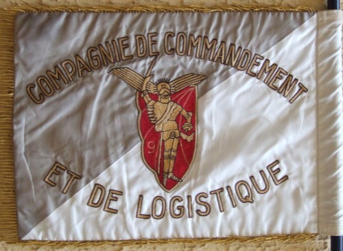 La COMPAGNIE de COMMANDEMENT et LOGISTIQUE reprend les attributions de la C.C.S. étendues au soutien .Fanion rectangulaire frangé or