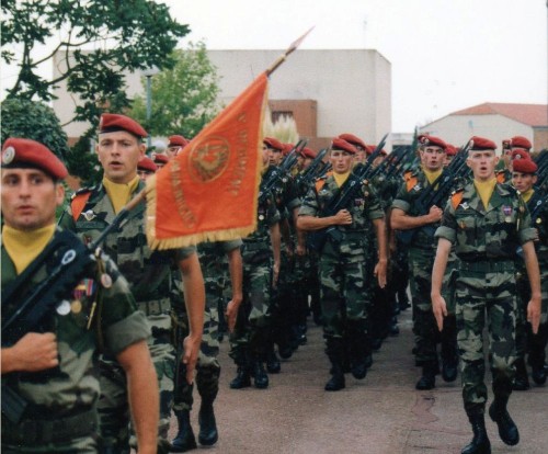 Ce Fanion à l' avers ORANGE est celui de la COMPAGNIE de BASE et d' INSTRUCTION qui en 1998 à succédée à la 11° Compagnie dissoute 