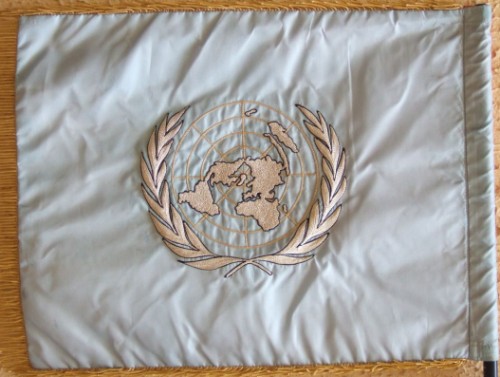 Le revers sur fond uni BLEU clair représente le Drapeau se l' O.N.U