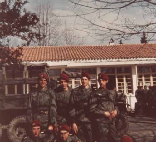 Devant un bâtiment - stagiaires de l' ETAP , les nouveaux brevetés fiers de leur" Plaque à velo De CHASSEURS ils sont devenus CHASSEURS PARACHUTISTES