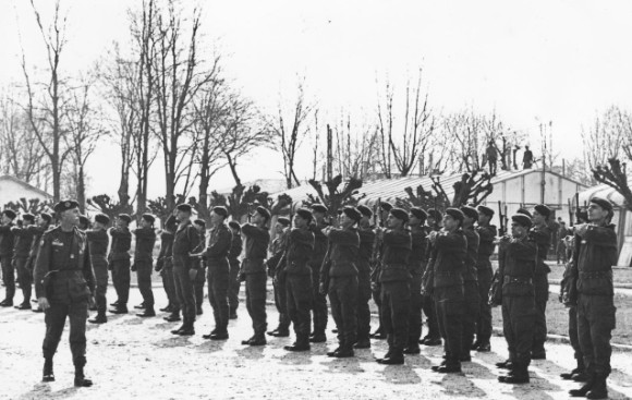 Le 26 Mars 1975 Remise des  Fourragères dans le CAMP d' IDRON . Le Lieutenant Colonel VUILLEMIN commandant en second passe les troupes en revues .Surnommé MOMO ce vieux guerrier était apprécié de tous .