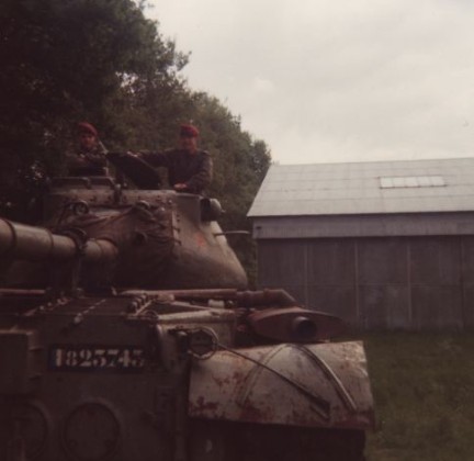 Le char US,PATTON M 47 , attire irrésistiblement les paras qui découvrent le Camp d' IDRON Ce char initialement destiné à l'instruction pour le CRAC ( combat rapproché anti char ) était garé sur l' aire d'instruction TAP, à coté de la tour de saut et proche du hangar MATI ( matériel intendance )et du hangar garage de la C.A. Bien qu' en état de rouler quand il avait été mis en dotation au 1°RCP ce char ne servait qu' aux présentations statiques .