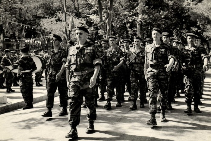 Lors de la Passation de Commandement le 15 juillet 1958 entre les colonels Paul OLLION ( quittant ) et Jean RENON ( prenant ) une Compagnie défile devant la musique de la 25° DP .Il est difficile - n' ayant pas identifié les Officiers au premier plan - de dire avec précision si le Fanion est celui de la 1° ou de la 3° Compagnie ..."