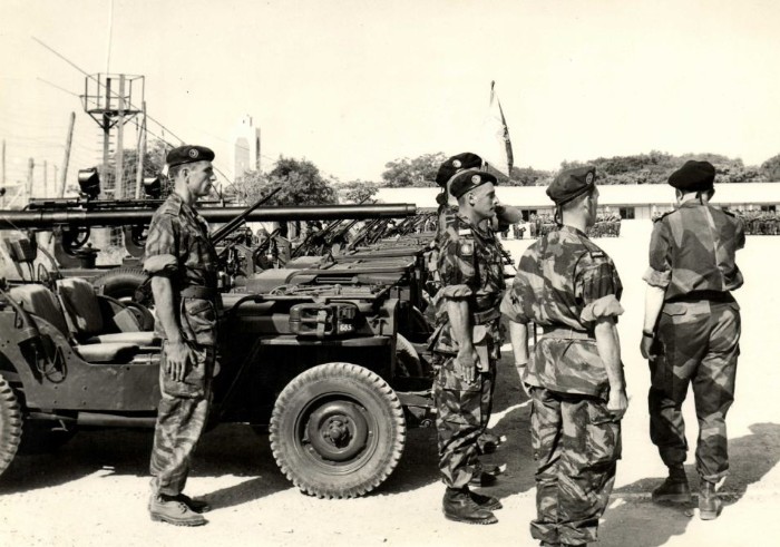 Aout 1958 ,lors de la passation de Commandement entre les Colonels Paul OLLION ( quittant ) et Jean RENON (prenant ) le Général Gilles ou le Général SAUVAGNAC (?) passe en revue la CP dont on aperçoit le Fanion .Coté revers on identifie l'insigne de corps ainsi que la couleur claire aux parties flottantes et la couleur foncée aux parties fixes "  