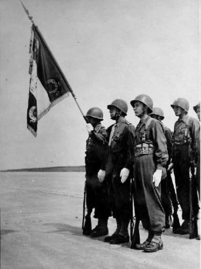 " Drapeau du 1° R.C.P. en fait celui de la  81°  Escadre qui fut porté notamment par le lLeutenant HEINRICH-BEAUMONT une figure du Régiment "