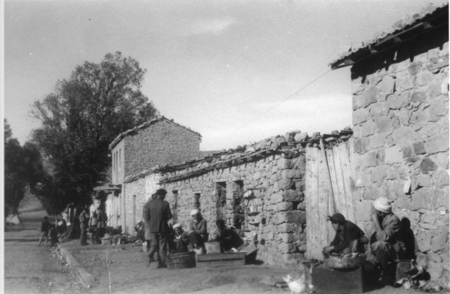 CM 03 - Novembre 1954, la rue d'un village dans les Aurès.