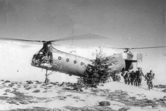 19 aout 1957 Sur le djebel CHELIA posé d'une banane amenant un renfort de la C.A.