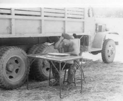 " 8 septembre 1958  Bivouac à SETIF Le Capitaine NECTOUX a un problème ..manifestement "