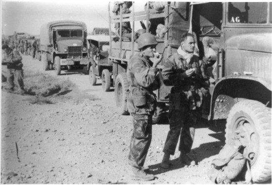 " BENI OUAGAG le 21 octobre 1958 2° Compagnie quelques moments de répit avant d' embarquer et de rejoindre le bivouiac Sergent Chef BOUDON Adjudant CHAUVAIN"