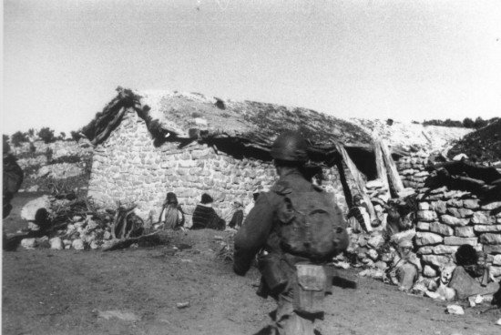 "Probablement secteur de LAMBESE vers le 15 janvier 1959.La 2° section en recherche de renseignement fouille un douar "