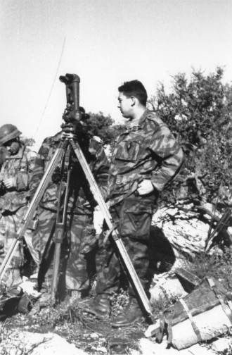 DJEBEL AOURES 16 mars 1959 Le  Médecin Aspirant NONDEDEU observe le paysage avec les" binos" de la C.A."