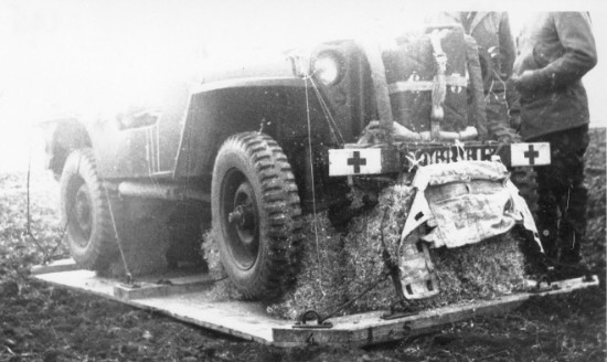 une jeep après son largage sur la zone de saut de DAR CHITANE