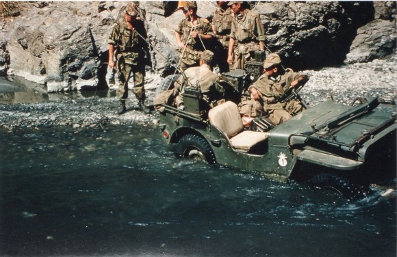 " Octobre 1960 C.P. La jeep du Lieutenant WILLEMS traverse un oued enflé par une crue "