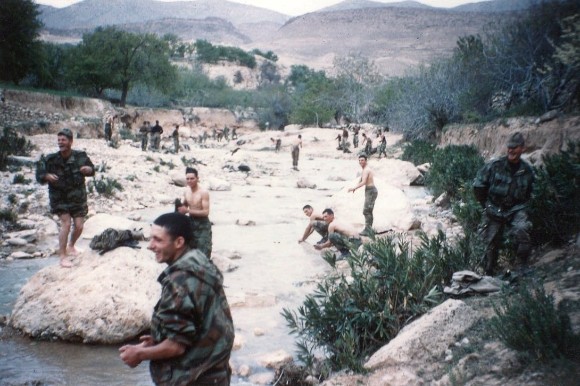 " Du coté de MENAA la 2° Compagnie en fin d' opération , au bord d'un oued ."