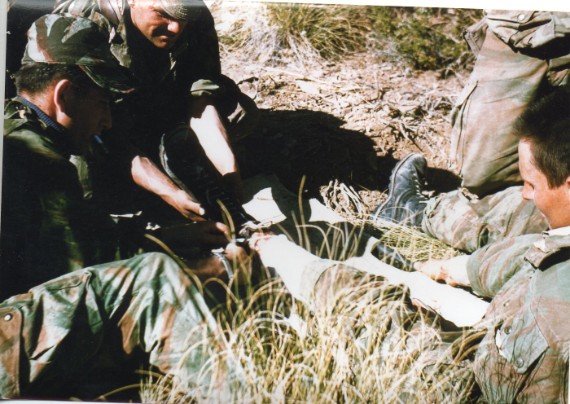 " 12 Mars 1961 Djebel AZREG 1° Compagnie Les premiers soins sont donnés au Caporal Chef LEHODEY blessé"