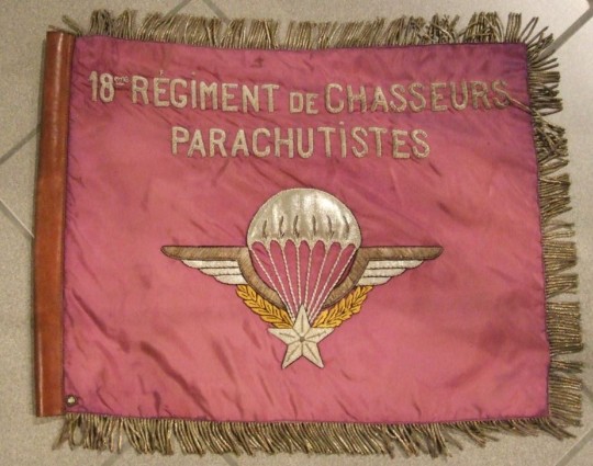 Ce fanion de très belle facture est dû au talent de  la Maison L.R. il a été commandé par le Lieutenant Colonel LEBORGNE lors de la création de la Salle d' Honneur des Parachutistes .Ce Fanion n' a jamais existé au 18° RCP il  est une pure oeuvre de fiction destinée à matérialiser le souvenir du 18° dans cette Salle d' Honneur créée à l' ETAP de PAU "- 