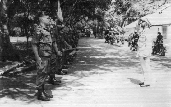 Jean Bedel BOKASSA salue le Capitaine MONNIER VINARD Commandant de Compagnie