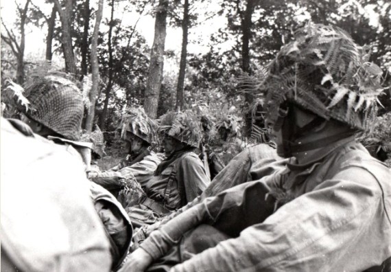 "Préliminaire à la séance de combat : le camouflage individuel ...La section assise est attentive aux directives de l'instructeur 