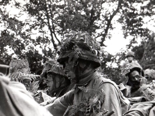 Outre la jugulaire TAP des casques lourds on observe divers types de jugulaires pour casques lègers "