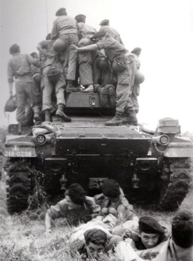 Les recrues se familiarisent avec le char en grimpant dessus ,puis en le touchant pendant qu'ils roule, enfin en se couchant entre les chenilles pendant le déplacement du char ."