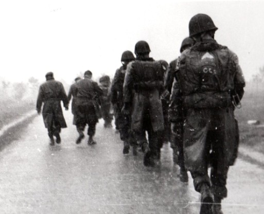 Les misères du fantassin .La section effectue une marche d' entrainement sous une pluie battante comme le Sud Ouest en connait au printemps 