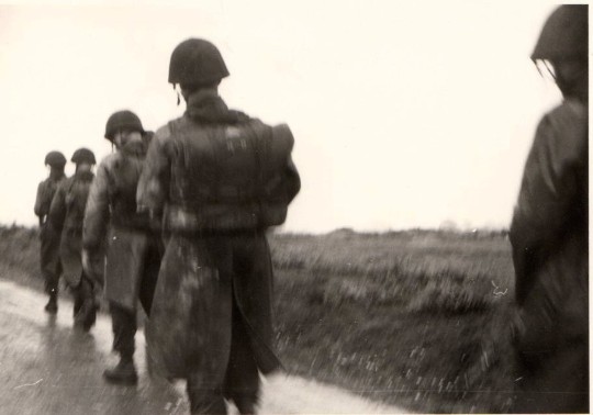 Il va y avoir du travail pour nettoyer l' armement et sècher les tenues .