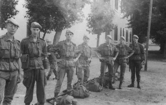 Un groupe d' Elèves Sous Officiers rassemblés dans la zone des batiments troupe .Mains sur les hanches Yves TISSIER qui sera breveté Moniteur Parachutiste et fera une belle carrière militaire Nous le retrouvons dans le témoignage LA C.A. A BOU SFER  "  