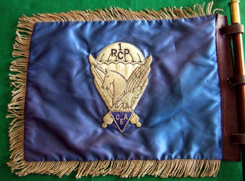 Le revers uniformément BLEU , comme pour le Fanion au modèle 1955 présente en son centre l'insigne de la C.A.  dessiné par l' Aspirant BARTLETT  et crée en 1978 ( Capitaine Jean Pierre MOUSSART ) "  