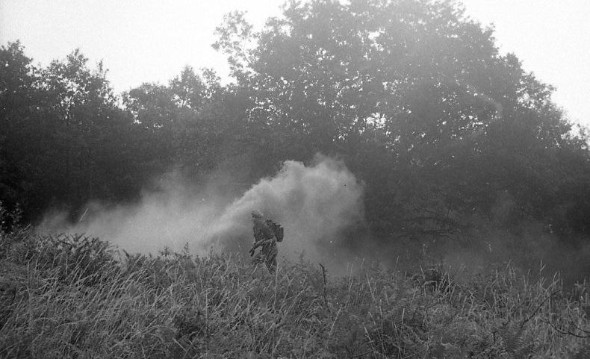 un coup fumigène indiquant la fin du tir ,la patrouille part à l' attaque de l' ennemi