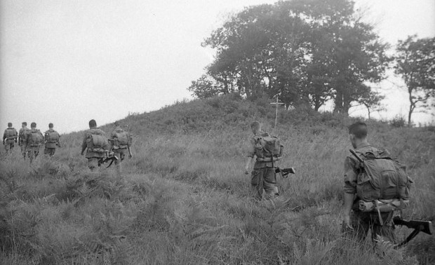 Sur l'itinéraire de la patrouille une croix marque l'emplacement ou un camarade est tombé la veille