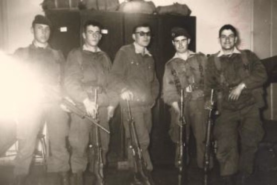 Les Parachutistes sont maintenant en dotation de guerre avec des fusilss 1947 modèle 56 ."