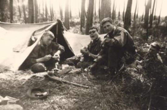 Bivouac dans les pins de  la Foret Landaise Les rations ont l' air au goût de ces parachutistes "