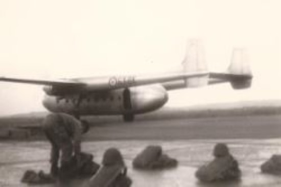  En attente d' embarquer dans le nord 2501 .Exercice dans la région de MONT de MARSAN (29 avril 1966 )