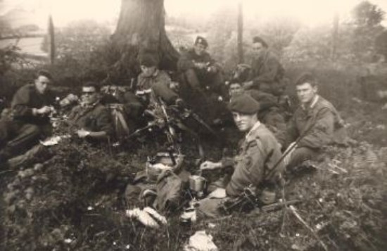 Exercice dans la région de BAYONNE (19 mai 1966 ) Le groupe observe une pause casse croute au pied d'un chêne