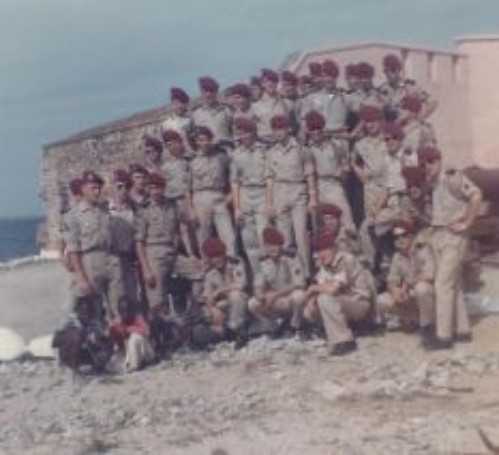 Photos prise en bord de mer au SÉNÉGAL Toute la Section est regroupée en tenue de sortie d' été Plutôt que le béret de toile ,le béret rouge est porté pour des raisons de prestige .