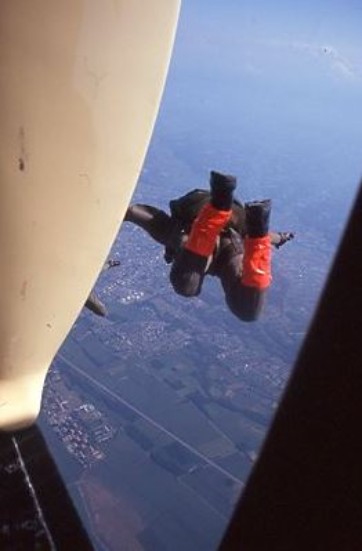 Sur la photo on ne voit qu'un bras et une jambe de l'instructeur . Au sol le casernement de l' ETAP est presque totalement visible