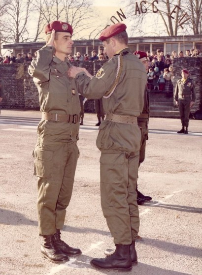 Décoré par le Colonel AUMONIER chevalier de l' Ordre National du Mérite lors d'une prise d' armes à NAVARENX en Février 1981 A ses cotés en partie dissimulé le Caporal chef LABORDE