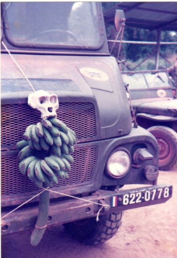  Un régime de bananes et un crane de singe ...curieuse ornementation pour la calandre de ce SUMB