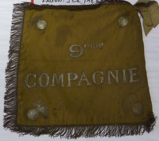 le revers à la Compagnie : 9° compagnie .De la même série que le précédent ce Fanion n' a pas du être confectionné à la même époque ( plus vieux ?? ) il est détenu par le Musée de l' Infanterie"