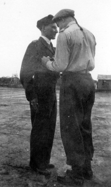 Remise du Brevet de Parachutiste à un Lieutenant de l' Armée de l' Air