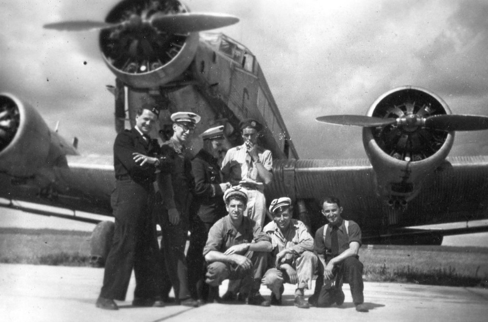  Belle photo au nez d'un JU 52  4 aviateurs et 3 parachutistes Debouts de gauche à droite S/C CLERMONT,Aspirant GOUSSIEZ Lieutenants MONET et LE COZE  Accroupis Lieutenant Roger PHILIPPON avec une casquette d' aviateur , sergent (X), Adjudant HERAUDET"