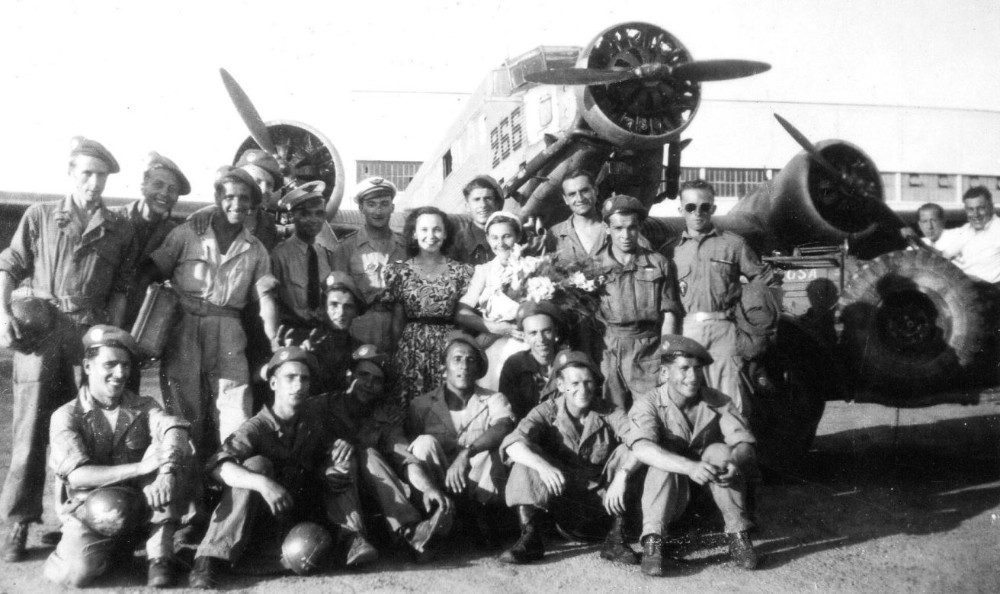 Photo de fin de stage sous le nez d'un JU 52 complètement à droite un stagiaire porte sous la poche droite un Brevet d' Infanterie de l' Air 