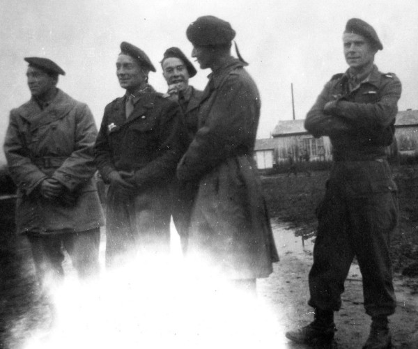 Le Lieutenant Julien BONGEOT  bras croisés à droite d'un groupe d' Officiers .  