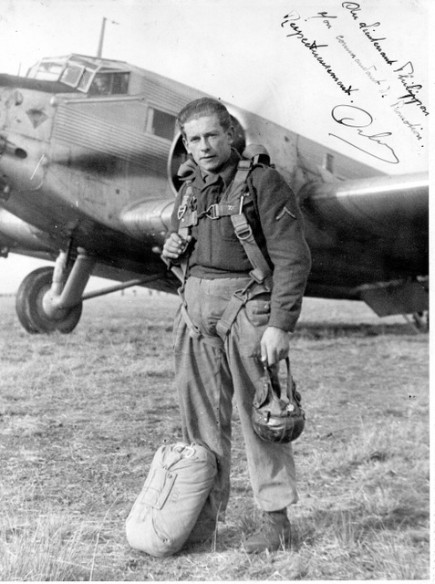 Le Sergent qui a posé le ventral contre sa jambe droite porte un blouson en drap modèle 1945 avec une fourragère, un rappel de décorations et semble t il un brevet metallique coté droit .Le pantalon en toile a l' air US  .Casque d' aviateur type 1934 