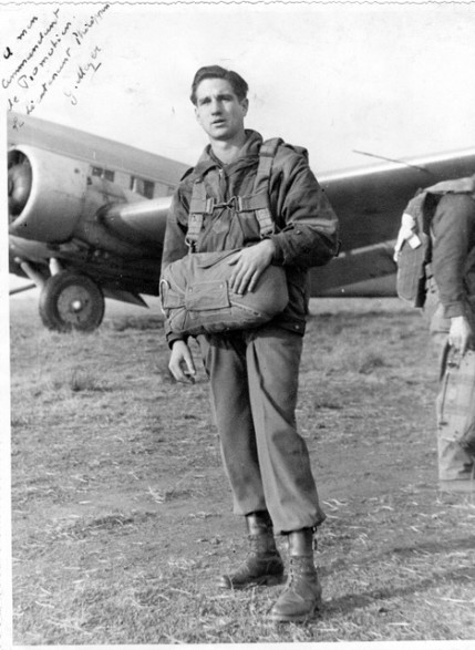 ce parachutiste porte une veste DENISON-SMOKE Anglaise   passablement usée...Il a un pantalon de drap lèger dont il est difficile de dire s'il est Français ou Britannique Son parachute ne comporte pas la manille triangulaire  sur la sangle épaulière de droite du harnais contrairement à la majorité des T 5.Pour tous les deux brodequins jambières attenantes "